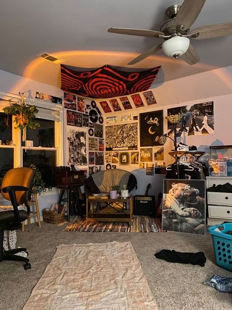 Random Things For Your Room, Drumset In Bedroom Ideas, Men’s Rooms Aesthetic, Rooms With Guitars, Indie Punk Room, Guitar Room Design, Bedroom Ideas Guitar, 80s Dorm Room, Cluddered Room