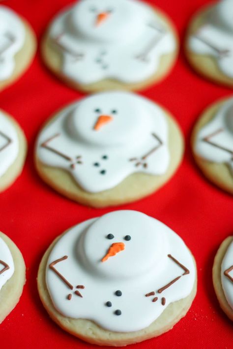 Chocolate Sugar Cookie Recipe, Melted Snowman Cookies, Melted Snowman, Chocolate Sugar Cookies, Xmas Cookies, Cookie Frosting, Mini Cookies, Christmas Cookies Decorated, Christmas Sugar Cookies