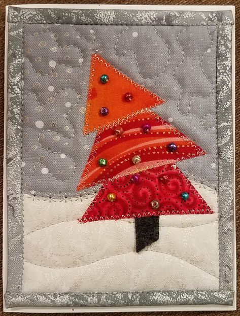 Christmas Fabric Postcard, Fabric Christmas Cards Free Pattern, Quilted Christmas Cards Handmade, Holiday Quilting Projects, Christmas Fabric Cards, Slow Stitching Christmas Ideas, Quilted Postcards Ideas, Sewn Christmas Cards, Fabric Postcards Ideas