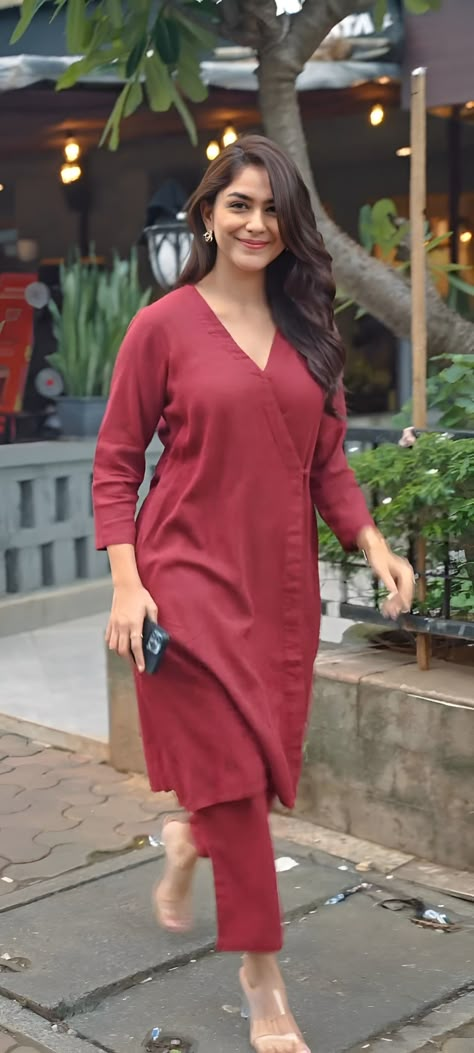 Murnal Takur Outfits, Mrunal Thakur Dresses, Mrunal Thakur Outfit, Formal Suits For Women Indian, Mrunal Thakur In Saree, Mrunali Thakur, Mrunal Thakur Saree, Mrinal Thakur, Long Kurta Designs