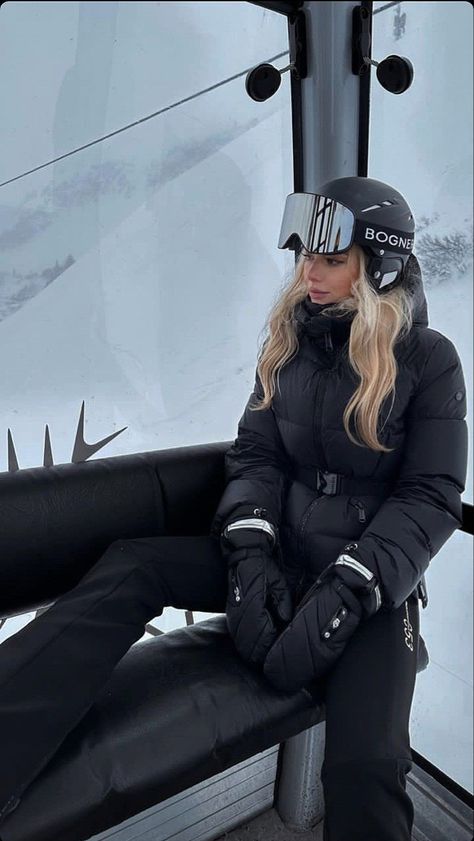 Snowboarding Outfit 2023, How To Pack For Europe In Winter, Black Ski Outfits For Women, Skisuit Woman, Chic Ski Outfit, Mode Au Ski, Ski Outfit For Women, Ski Fit, Ski Fits