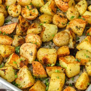 Oven Roasted Potatoes - Spend With Pennies Baked Potato Cubes, Oven Fried Potatoes, Oven Roasted Potatoes Easy, Easy Roasted Potatoes, Roasted Potato Salads, Red Potato Recipes, Crispy Roast Potatoes, Parmesan Roasted Potatoes, Potatoes In Oven