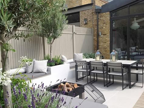 Fence Colours, Design Per Patio, Moderne Have, Contemporary Garden Design, Garden Inspo, Back Garden Design, Garden Design Layout, Garden Area, Modern Garden Design