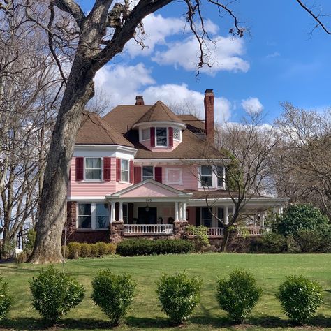 Pink Suburban House, Pink House Exterior, Suburban House, Shabby Chic Interiors, Dream House Rooms, Cute House, Pink Houses, House Room, Beautiful Buildings