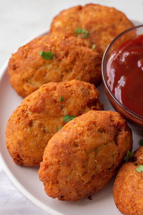 Crispy Style Chicken Fritters Crispy Chicken Patties, Chicken Fritters, Chicken Receipes, Poultry Dishes, Main Course Dishes, Chicken Patties, Turkey Dishes, Canned Chicken, Chicken Dishes Recipes