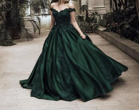 slytherin gown aesthetic fashion gala royal core Slytherin Gown, Ball Gown Aesthetic, Slytherin Dresses, Green Dress Aesthetic, Slytherin Dress, Green Princess Dress, Royal Ball Gown, Emerald Green Prom, Gown Aesthetic