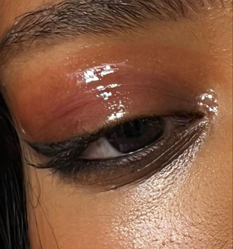 Wet Eye Makeup, Makeup Ideas Dark Skin, Makeup Ideas Dark, Eye Makeuo, Wet Eyeshadow, Wet Makeup, The Eyes Chico, Glossy Eyeshadow, Ball Makeup