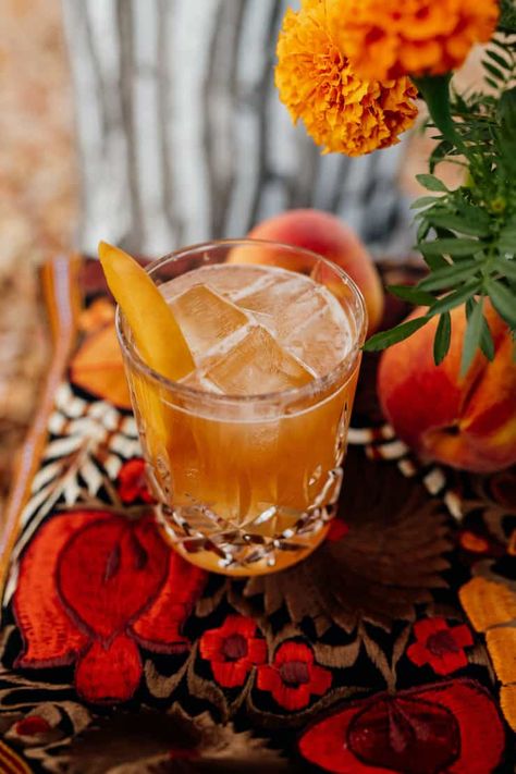 This riff on a classic cocktail is made with homemade peach infused bourbon. This delicious Peach Old Fashioned recipe tastes like summer! Peach Infused Bourbon, Infused Bourbon, Bourbon Old Fashioned, Peach Whiskey, Happy Hour Food, Old Fashioned Recipe, Peach Drinks, Leftover Halloween Candy, Slow Cooker Tacos