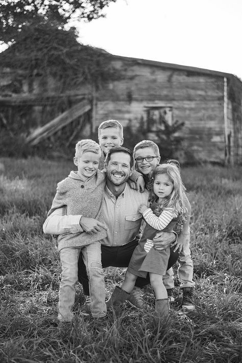 Am I the dad I would want? - Your Modern Dad #parenting #parentingtips #kids Family Poses, Family Posing, Family Photographer, A Family, Black And White, Photographer, Photography, White, Black