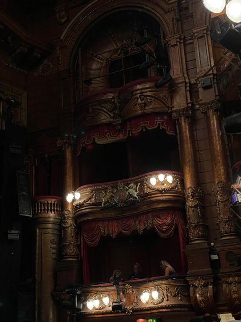 Photo of a theatre Theatre Dark Academia, Victorian Theatre Aesthetic, 1800 London Aesthetic, Dark Academia Spring Aesthetic, Theatre Aesthetic Dark, 1800s Aesthetic Dark, Dark Academia Theatre, Classic Romantic Art, Victorian London Aesthetic