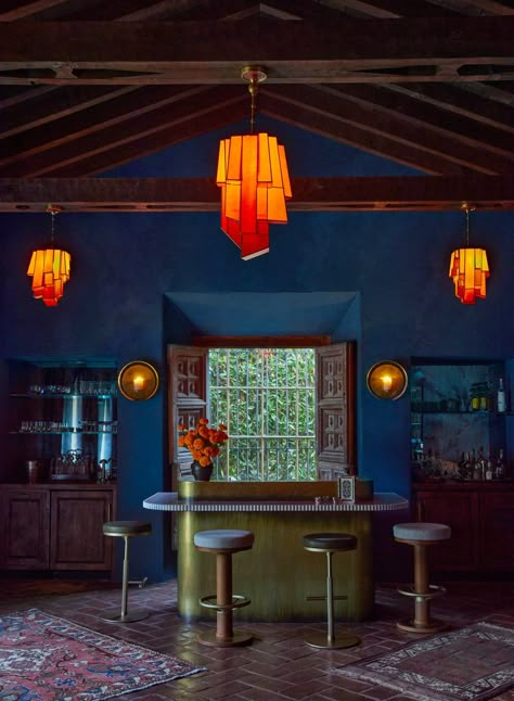 Spanish Inspired Home, Vogue Home, English Country Cottages, Malibu Beach House, Vintage Dining Room, Spanish Revival, Mexican Decor, Spanish House, Painted Ceiling