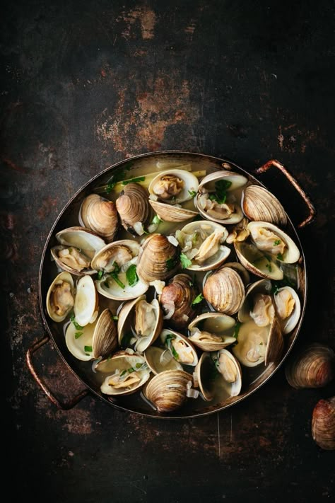 Vietnamese lemongrass beer steamed clams Grilled Fish Recipes Tilapia, Steamer Clam Recipes, Fish Recipes Tilapia, Fish Recipes Grilled, Whole Fish Recipes, Foodie Lover, Grilled Fish Recipes, Steamed Clams, Glass Of Beer