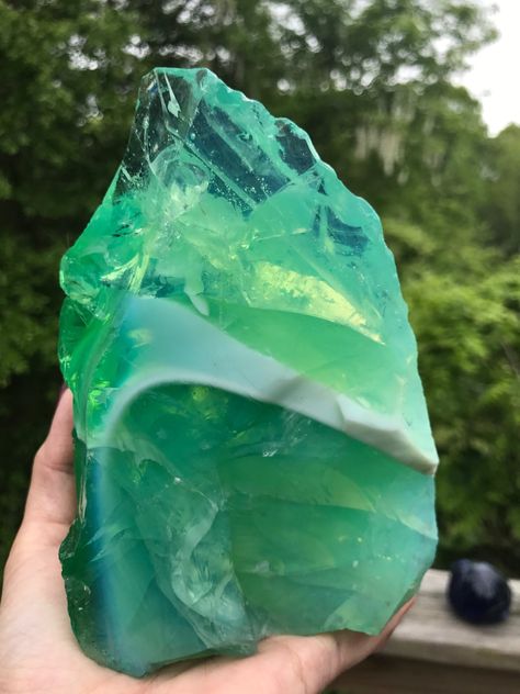 Hnk Oc, Parts Of The Earth, Crystal Altar, Crystals Healing Properties, Crystal Healing Stones, Beautiful Rocks, Oc Ideas, Rocks And Gems, Green Crystal