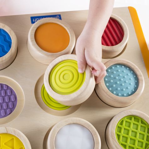 Les tout-petits curieux retournent des pièces de casse-tête sensorielles pour les sentir et les identifier à partir de leurs crêtes bosselées, de leurs surfaces lisses, de leur peluche douce et plus encore avec la recherche tactile et le match. Neuf textures différentes sur une pièce de casse-tête surdimensionnée correspondent à un endroit correspondant sur la planche de casse-tête robuste. Pratiquez les habiletés de classification et de motif avec ce jeu de jumelage tactile et captivant. Mesure Babies Room Childcare Ideas, Rainbow Tracing, Soft Play Party, Sensory Blocks, Waldorf Inspired Toys, Rainbow Blocks, Gift Ideas For Boys, Open Ended Toys, Puzzles For Toddlers