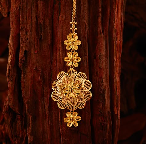 Gold Mantika, Gold Mang Tika Design, Mangtika Jewellery Gold, Gold Maang Tikka Designs, Gold Mangtika, Khazana Jewellery, Indian Bridal Necklace, Tanishq Jewellery, Tika Jewelry