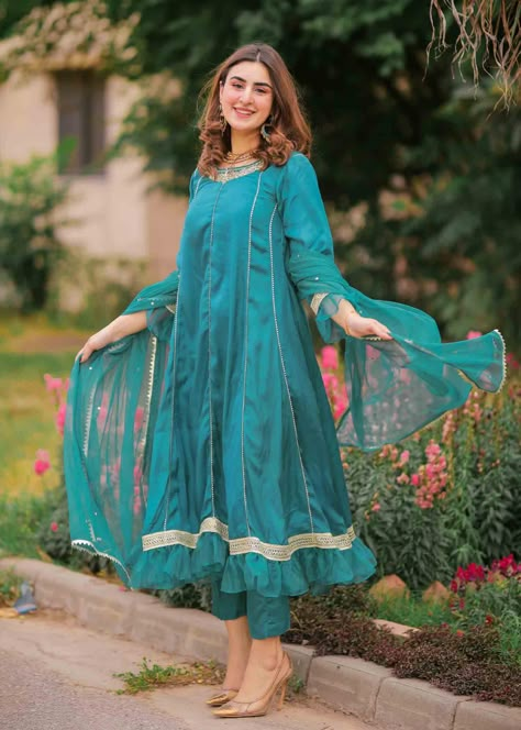 Pakistani Women Dresses, Long Frock Designs, Frock Style, Designer Kurti Patterns, Pakistani Fancy Dresses, Pakistani Dresses Casual, Beautiful Pakistani Dresses, Dress Design Patterns, Pure Chiffon