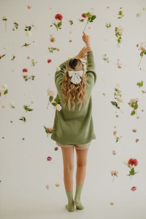 Spring Background Photoshoot, Flowers Hanging Photoshoot, Hanging Floral Photoshoot, Spring Mini Session Ideas Studio, Hanging Flowers Photoshoot, Photoshoot Flowers Studio, Flower Backdrop Photoshoot, Flower Studio Photoshoot, Spring Minis Photography