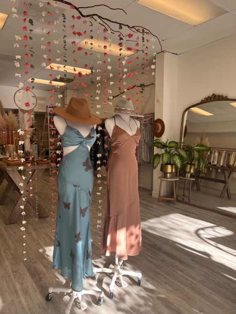 Minimalist Boutique, Retail Backdrop Ideas, Boutique Door Design, Maniquine Display Boutique, Small Boutique Window Display, Italian Boutique, Boutique Fitting Room, Manequin Ideas Display Boutique, Eclectic Boutique