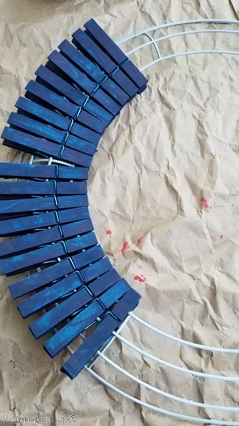 How to make a patriotic clothespin wreath using items from the dollar store. Easy way to paint wooden clothespins to make your own wreath, step by step. #MyRepurposedLife #dollarstorecrafts #4thofJuly #patrioticdecor 4th Of July Clothes Pin Wreath Diy, My Pins Saved Boards Christmas, Clothes Pin Wreath Diy, Clothespin Wreath Diy, Wire Wreath Diy, America Crafts, Clothespins Crafts, Seashell Wreaths, Patriotic Wreath Diy