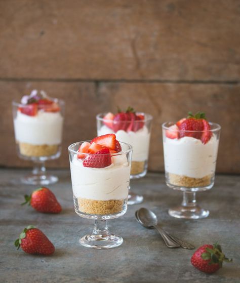 Mini No Bake Cheesecake, Cheesecake Shooters, Bake Cheese, Cheesecake Wedding Cake, Individual Cheesecakes, Cake Cups, Dessert Shooters, Tiramisu Dessert, Cheesecake Cups