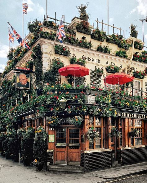 Davina⚡️NYC on Instagram: “I feel like it's time for another visit to my second favorite city... 🖤 #lovelondon . . . #visitlondon #visitengland #prettycitylondon…” Restaurants Aesthetic, San Francisco Architecture, Rooftop Restaurant Design, London Pubs, 광고 디자인, Rooftop Restaurant, Shop Fronts, Visit London, London Calling