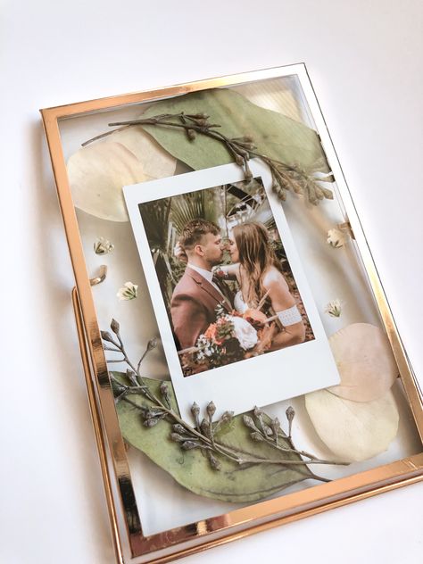 Creative Picture Frames, Polaroid Gift Ideas, Dried Flowers In Photo Frame, Polaroid Crafts, Wedding Flower Dried Framed, Picture Gift Ideas, Dried Flower Photo Frame, Dried Wedding Flowers Shadow Box Ideas, Photo Frame Ideas