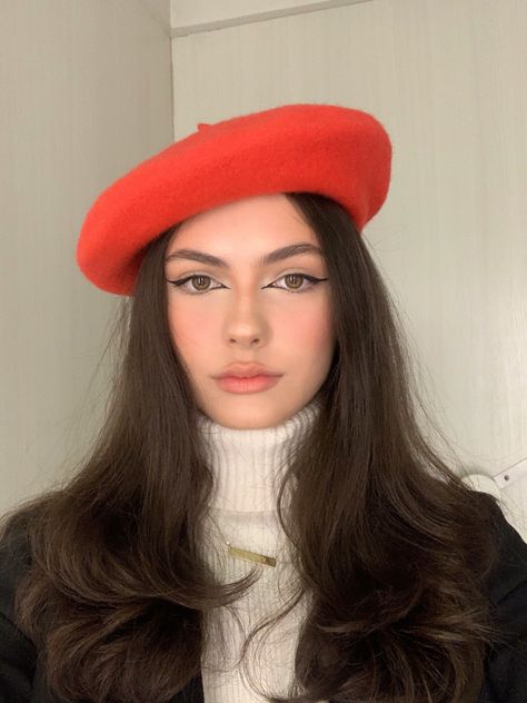 Red Hat Outfit Summer, Red Barrett Outfit, Burette Hats Outfits, Hairstyles With Beret, Beret Hairstyles Long Hair, Beret With Braids, Beret With Curly Hair, Beret Hairstyles, Red Beret Outfit