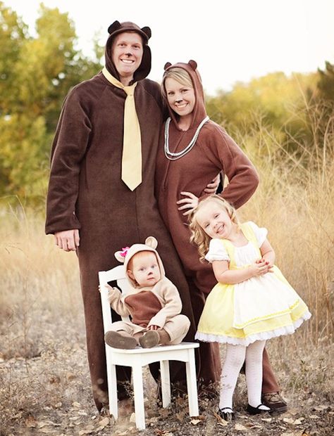 This Goldilocks + the 3 Bears costume is the sweetest. Baby Kostüm, Carved Pumpkins, Great Halloween Costumes, The Three Bears, Goldilocks And The Three Bears, Halloween Costumes For 3, Pumpkin Designs, Baby First Halloween, Diy Kostüm