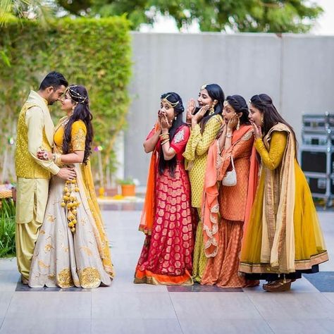 Funny Wedding Poses, शादी की तस्वीरें, Bridesmaid Poses, Bridesmaid Photoshoot, Indian Wedding Poses, Bride Photos Poses, Indian Wedding Photography Couples, Engagement Photography Poses, Bridal Photography Poses