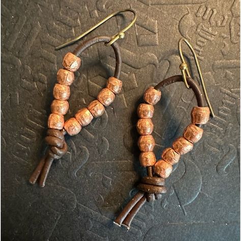 Leather Cord Jewelry Diy, Beaded Leather Earrings, Wood Jewellery Handmade, Giant Earrings, Leather Earrings Ideas, Leather Cord Earrings, Aesthetic Design Ideas, Country Earrings, Boho Leather Jewelry