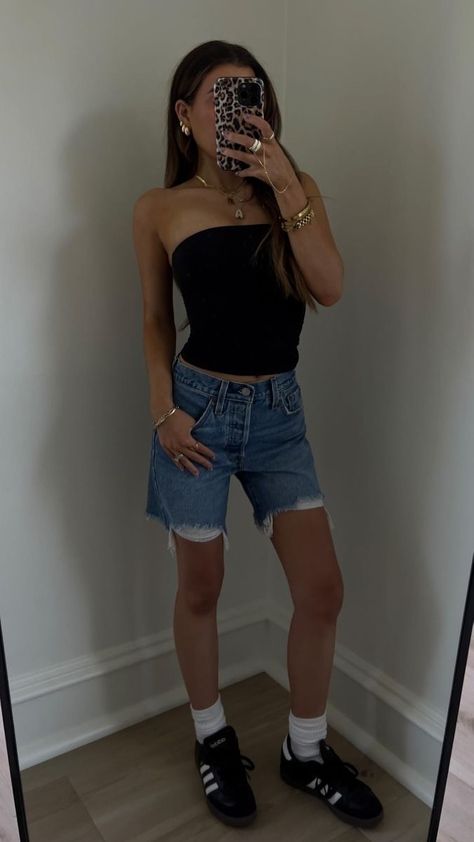 Denim Shorts Outfit Summer Casual, Jort Outfits, Black Adidas Sambas, Denim Short Outfits, Sambas Outfit, Denim Shorts Outfit Summer, Casual Outfits Ideas, Adidas Samba Outfit, Outfit Inspo Cute