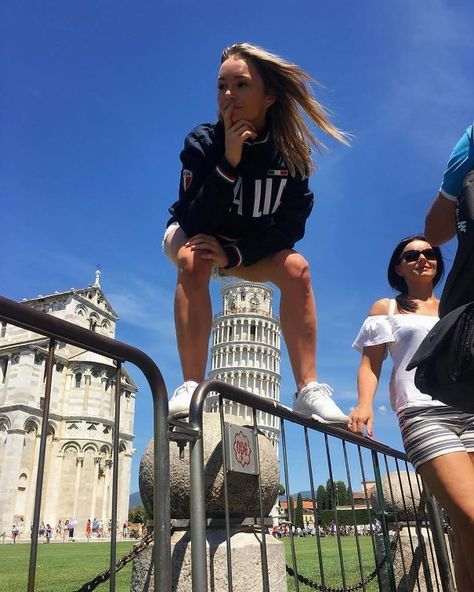 Pisa Tower, The Leaning Tower Of Pisa, Forced Perspective, Tower Of Pisa, Italy Outfits, Seriously Funny, Iconic Landmarks, Sculptures & Statues, Funny Pics