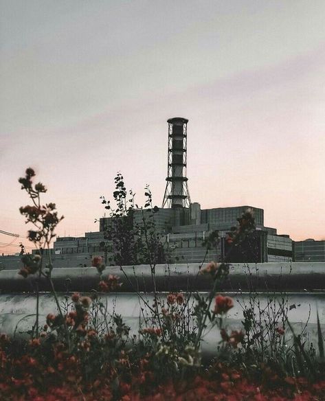 Nuclear Power Plant Aesthetic, Nuclear Apocalypse Aesthetic, Chernobyl Wallpaper, Chernobyl 1986, Mysterious Places On Earth, Nuclear Apocalypse, Chernobyl Nuclear Power Plant, Chernobyl Disaster, Apocalypse Aesthetic