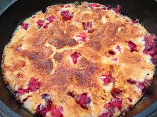 Ina Garten hit another one out of the park with this Easy Cranberry and Apple Cake .  Somewhere between a pie, a cake and a cobbler,... Dutch Oven Blueberry Cobbler, Canoe Camping Food, Oven Dessert Recipes, Dutch Oven Dessert Recipes, Dutch Oven Dessert, Cast Iron Cobbler, Campfire Dutch Oven Recipes, Dutch Oven Cobbler, Dutch Oven Desserts