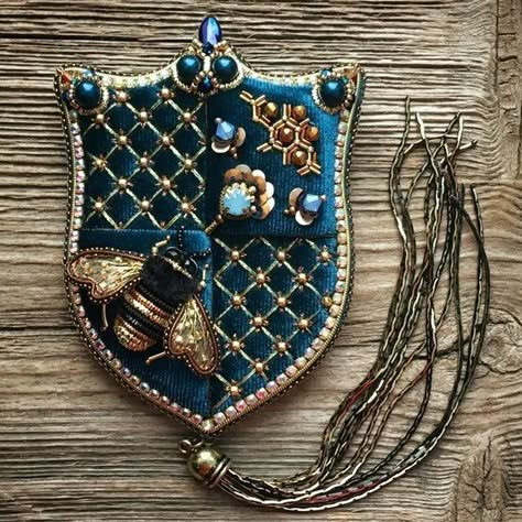 Beading Brooch, Gold Work Embroidery, Embroidered Coat, Beadwork Embroidery, Brooch Diy, Pola Sulam, Bead Embroidery Jewelry, Gold Work, Embroidery Jewelry