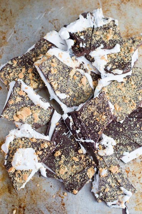 Smores Bark, Graham Cracker Smores, Candy Bark Recipes, Smore Recipes, Bark Recipe, Chocolate Dessert Recipes, S'mores, Chocolate Bark, Milk Chocolate Chips