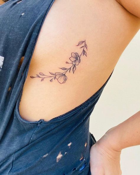 Under The Breast Tattoo, Tato Tradisional, Underboob Tattoo Designs, Tattoo 2024, Rib Tattoos For Women, Petit Tattoo, Cool Chest Tattoos, Chest Tattoos For Women, Floral Tattoo Design