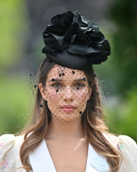 Royal Ascot 2022 - Thursday Lady Amelia Spencer, Lady Eliza Spencer, Royal Ascot Fashion, Princess Diana Niece, Ascot Outfits, Hot Pink Hat, Bright Orange Dress, Race Day Fashion, Pink Veil