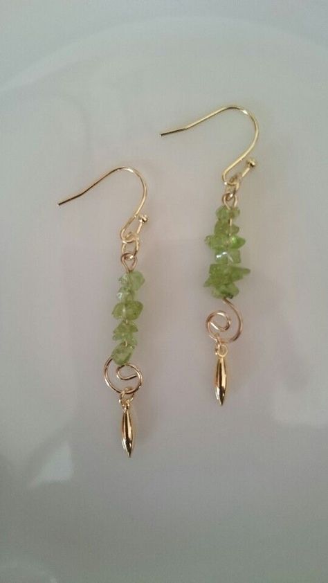 Peridot Chip Jewelry, Dainty Wire Jewelry, Beading Wire Jewelry Diy, Diy Hippie Earrings, Spiritual Earrings, Chip Jewelry, Jewels Diy, Diy Earrings Easy, Diy Wire Earrings