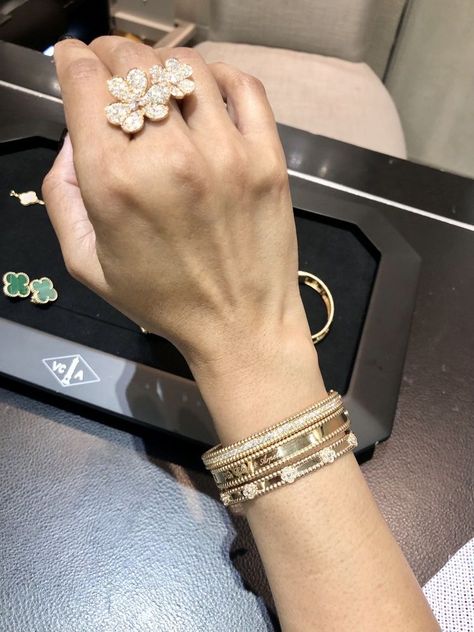 Sweet Clover, Gold Bracelets Stacked, Van Cleef And Arpels Jewelry, Dope Jewelry, Stacked Bangles, I Like You, Van Cleef Arpels, Hand Jewelry, Van Cleef