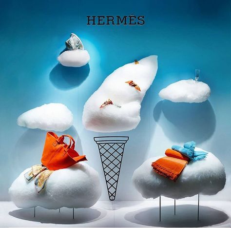 Hermes Window Display, Hermes Window, Store Window Displays, Visual Merchandising Displays, Window Display Design, Balloon Display, Retail Windows, Flyer And Poster Design, Retail Store Design