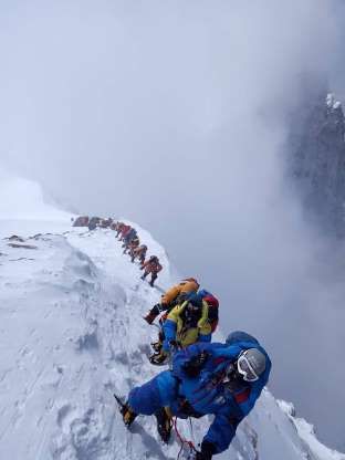 11 pictures that show just how dangerous Mount Everest really is Climbing Mt Everest, Mount Everest Climbers, Everest Mountain, Mount Everest Base Camp, Climbing Everest, Monte Everest, Mountaineering Climbing, Himalayas Mountain, Mt Everest