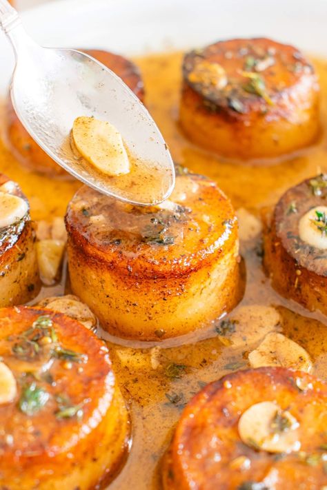 Are you ready to level up your potato game? Try these French garlic butter fondant potatoes. They’re packed with the mouthwatering tastes of butter, garlic and thyme. With a crispy exterior and a soft, fluffy center, they’re irresistible. Fresh out of the oven, these potatoes are a perfect match for any meat, poultry or seafood dish you’re serving. Let’s dive into this easy recipe and whip up some restaurant-worthy fondant potatoes that will impress everyone at the dinner table without exception Potato Fondant Recipe, Fine Dining Dinner Recipes, Fondant Potatoes Recipes, Restaurant Potatoes, Fancy Potatoes, Buttered Potatoes Recipe, Potato Bowls, Fondant Potatoes, Butter Potatoes