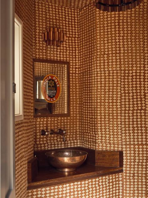 Soho House Wallpaper, Soho House Bathroom, Bar Bathroom Ideas, Soho Farmhouse Interiors, Tapestry Headboard, Restaurant Bathroom, Soho Farmhouse, Restroom Design, Red Rooms