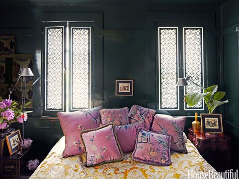 High-gloss green bedroom. Design: Kristin Hein. housebeautiful.com. #high_gloss_paint #green #exotic #throw_pillows Dark Pink Bedroom, 80's Bedroom, Lacquered Walls, Green Paint Colors, Chinoiserie Chic, Bedroom Paint Colors, Bedroom Pillows, Pink Bedroom, Bedroom Green