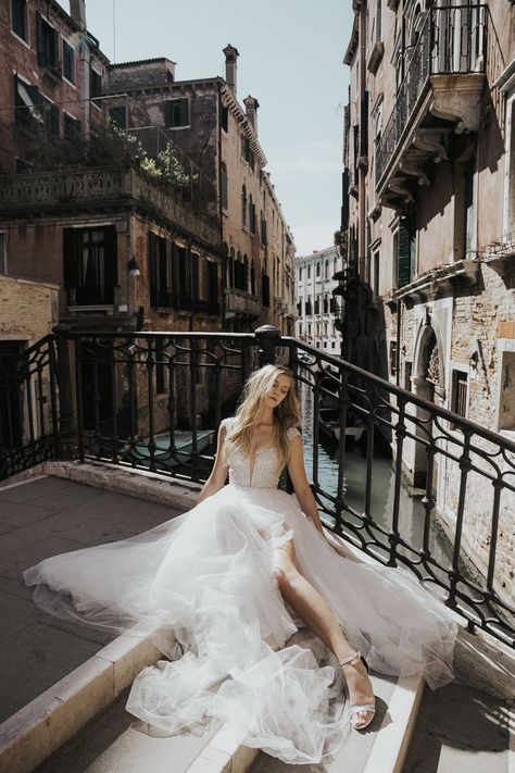 Venice Black And White, Rome Couple, Venice Couple, Elope In Italy, Aesthetic Venice, Carnival Wedding Theme, Venice Aesthetic, Venice Italy Outfit, Wedding Venues Italy