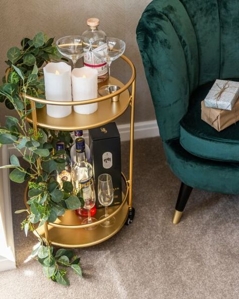 Vintage Home Bar, Home Bar Cart, Art Deco Living, Bandeja Bar, Gold Drinks, Gold Bar Cart, Deco Living Room, Art Deco Living Room, Art Deco Bedroom