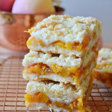 Crock Pot Peach Cobbler, Peach Crumble Bars, Bday Stuff, How To Peel Peaches, Gooey Bars, Peach Crumble, Delish Desserts, Crumble Bars, Fruit Filling