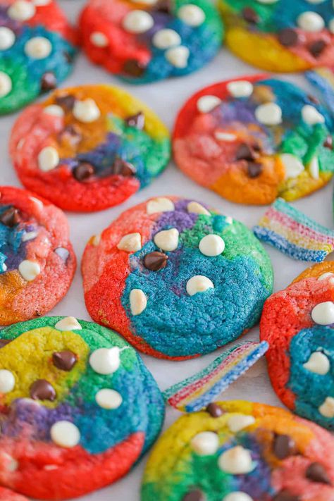 Rainbow Chocolate Chip Cookies, Colored Chocolate Chip Cookies, Healthy Rainbow Snacks, Pride Desserts Easy, Colorful Baked Goods, Pride Month Desserts, Easy Cookie Decorating For Kids, Colorful Cookies Recipes, Colorful Food Ideas