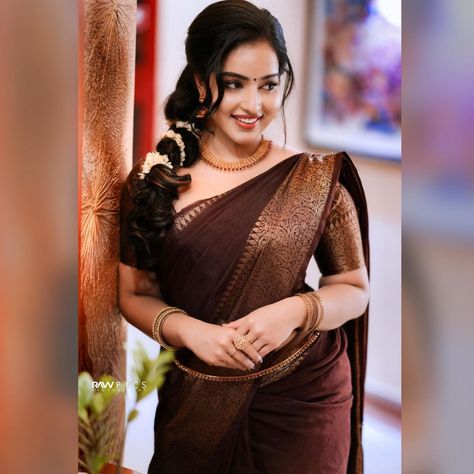 {Mollywood21} Kerala Saree Photoshoot, Malavika Menon, Cute College Outfits, Movie Journal, Kerala Wedding Photography, Saree Photos, Kerala Saree, Hot Dresses Tight